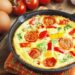 Feita no micro-ondas em poucos minutos, essa omelete rápida e nutritiva virou a salvação dos dias corridos