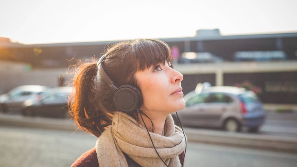 O que significa ouvir a mesma música várias vezes, segundo psicologia