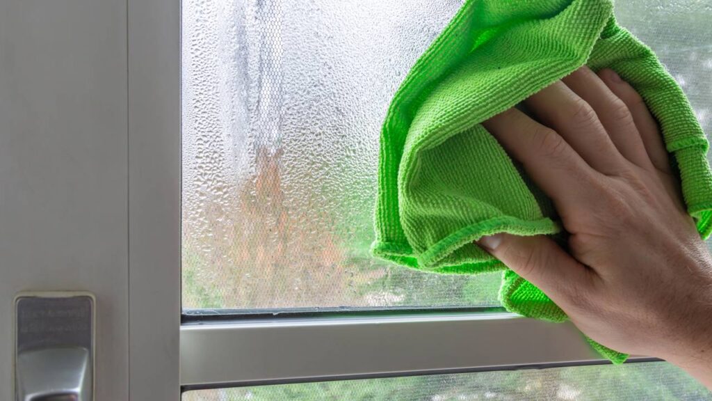 Nem pano, nem esponja: a forma ideal de limpar espelhos para evitar manchas