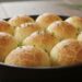 O pão de queijo de frigideira mais rápido e cremoso que você vai provar