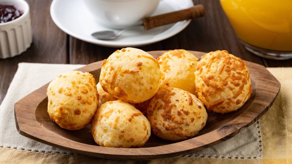 Quantos pães de queijo é saudável comer no café da manhã, segundo nutricionista