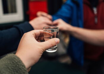 Como identificar bebidas adulteradas com metanol e evitar riscos