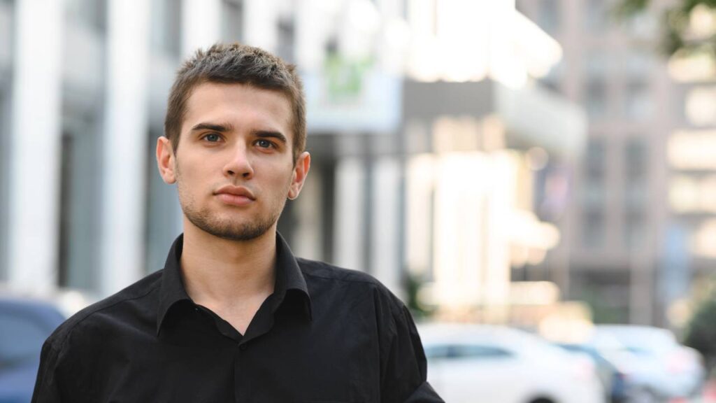 Por que pessoas com cara de bravas são as mais gentis, segundo psicologia