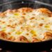 Pizza de frigideira pronta em 7 minutos com massa de 2 itens