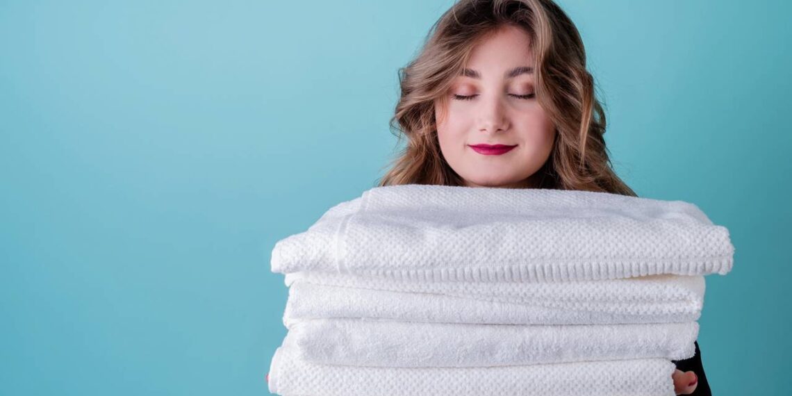 Nem amaciante, nem perfume: este truque deixa as roupas cheirosas
