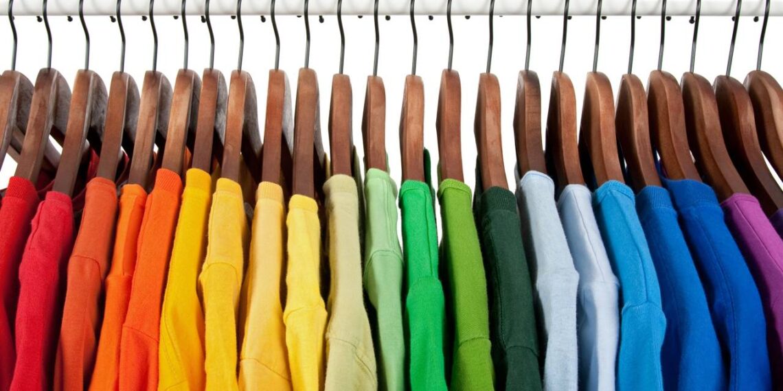 A psicologia revela as três cores que pessoas inteligentes preferem usar