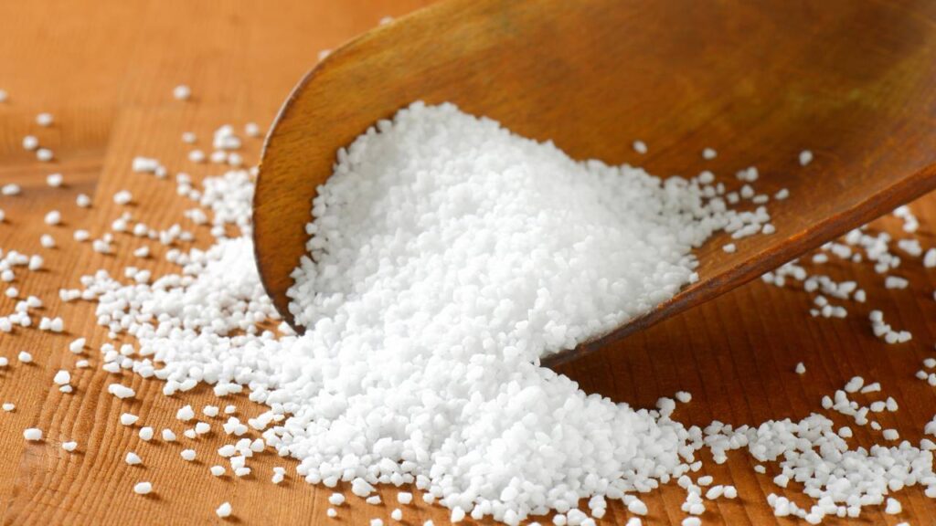 Melhor que vinagre branco: o ingrediente natural que jardineiros usam para acabar com ervas daninhas