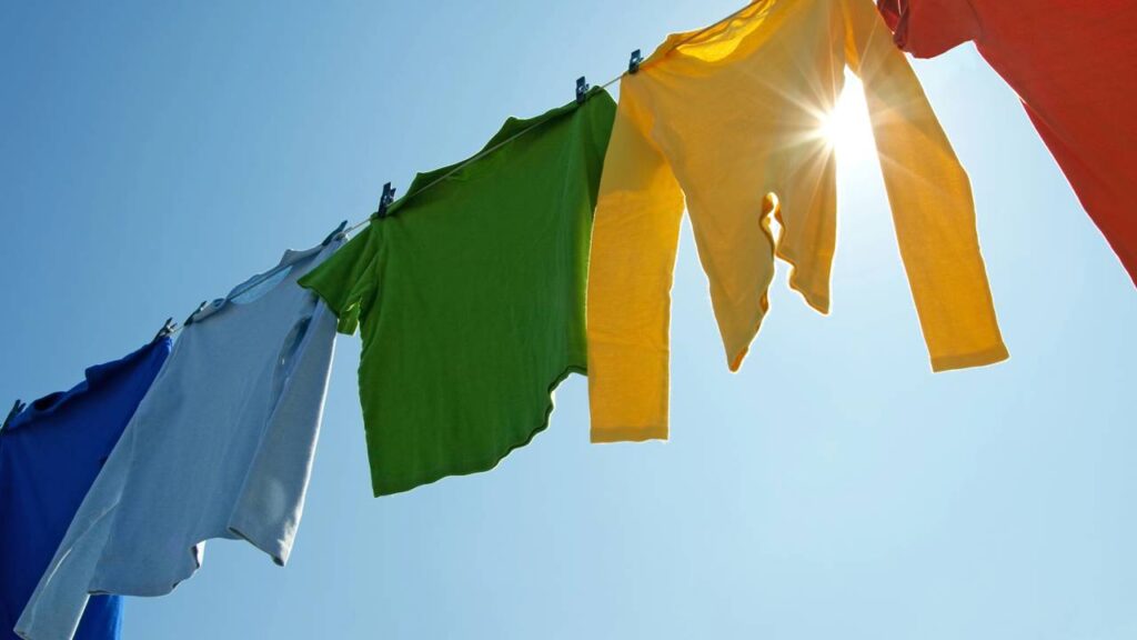 Nem amaciante, nem perfume: este truque deixa as roupas cheirosas