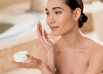 A importância de passar hidratante facial todos os dias para uma pele saudável