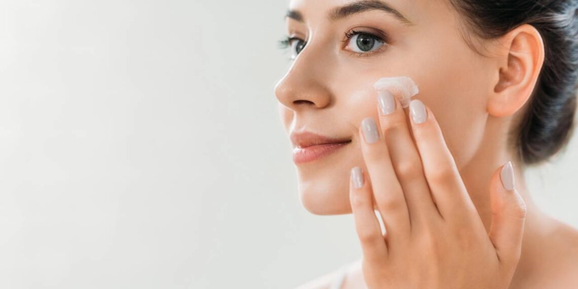 A importância de passar hidratante facial todos os dias para uma pele saudável