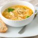 Receita simples de sopa de frango com legumes que traz conforto e leveza à noite
