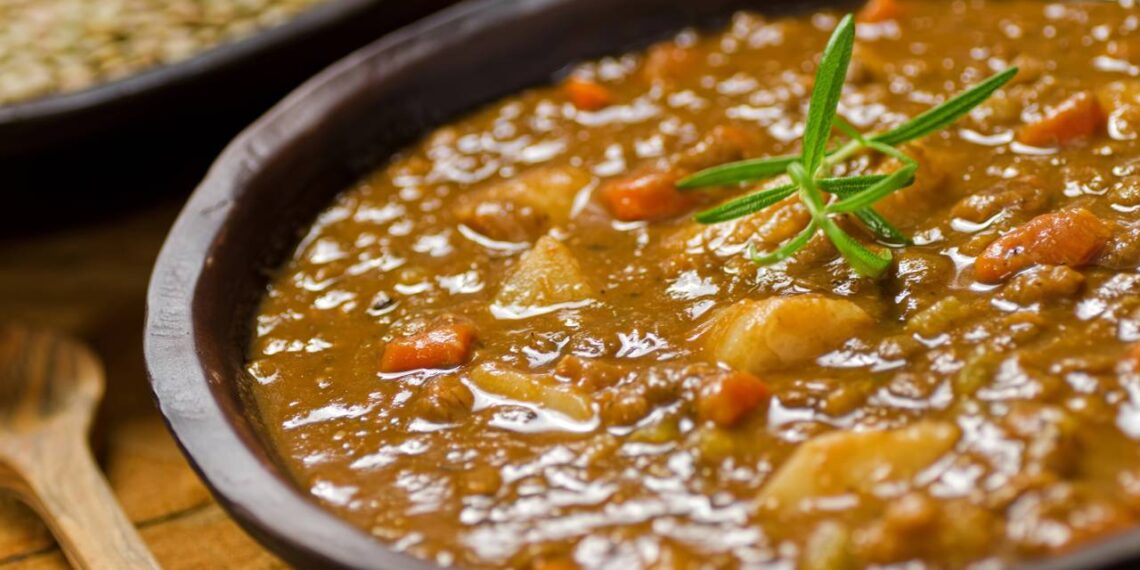 Sopa nutritiva de lentilha com ervas para melhorar a digestão