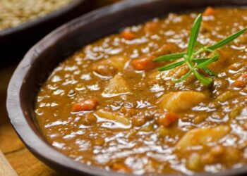 Sopa nutritiva de lentilha com ervas para melhorar a digestão