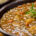 Sopa nutritiva de lentilha com ervas para melhorar a digestão