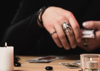 A carta do dia no tarô usa um único arcano para simbolizar tendências, desafios e posturas ligadas a decisões