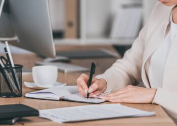 Conheça os direitos trabalhistas básicos para acompanhar pagamentos, benefícios e identificar possíveis irregularidades