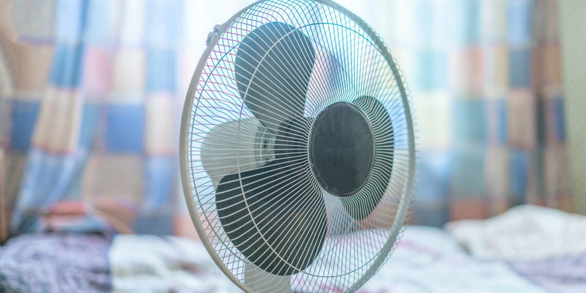 Esse detalhe no ventilador ajuda a mudar a circulação do ar na estação certa
