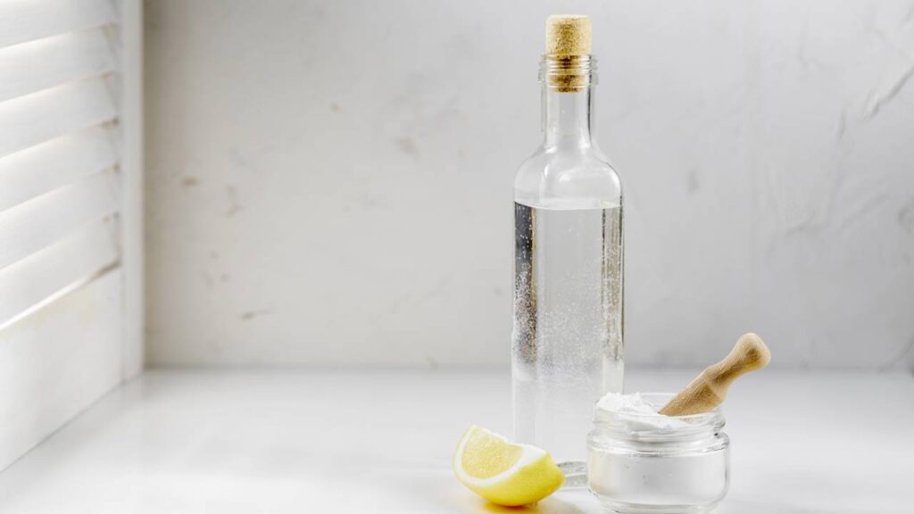 Nem cloro, nem água sanitária: este ingrediente limpa e perfuma melhor