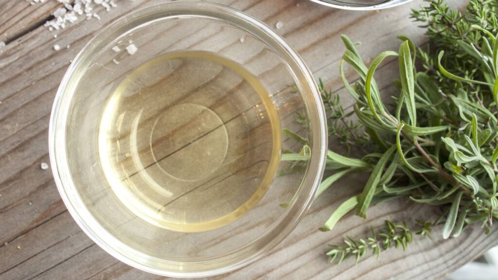 Mais eficaz que o vinagre branco: produto natural que os jardineiros adoram para capinar sem esforço