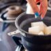 Como fazer 10L de sabão líquido caseiro com 2L de óleo de cozinha usado