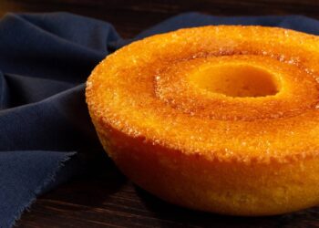 Parece receita de vó: bolo de fubá fofinho e delicioso, perfeito para acompanhar uma boa xícara de café