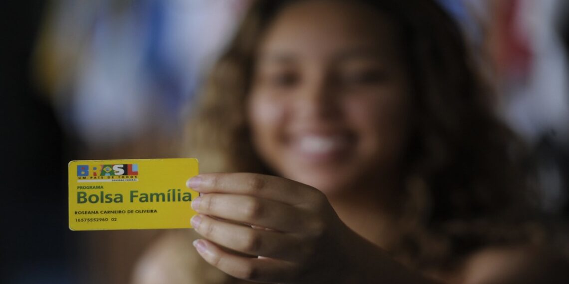 Governo antecipa pagamentos de dezembro do Bolsa Família em 2025 com consulta pelo NIS