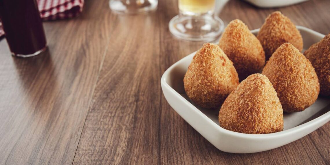 Prepare uma recheada coxinha de frango com requeijão em menos de 1 hora