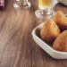 Prepare uma recheada coxinha de frango com requeijão em menos de 1 hora