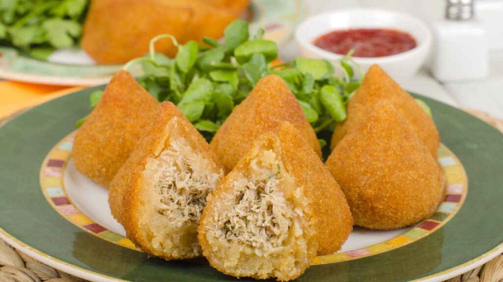 Prepare uma recheada coxinha de frango com requeijão em menos de 1 hora