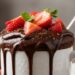 Bolo de brigadeiro com morango: delicioso e fica pronto em 2 minutos