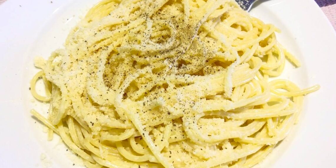 Macarrão ao alho e óleo pode ficar mais saboroso com técnica simples que controla o ponto do alho e equilibra óleo