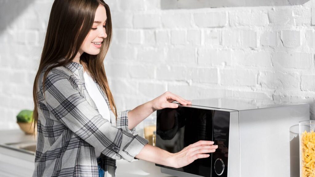 Os 6 aparelhos que mais puxam energia em stand-by (e você nem percebe)