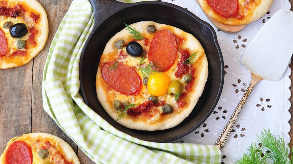Faça uma irresistível mini pizza de frigideira em apenas 10 minutos