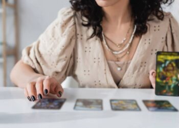 Quando o tarô surpreende: interpretações para cartas fora do esperado