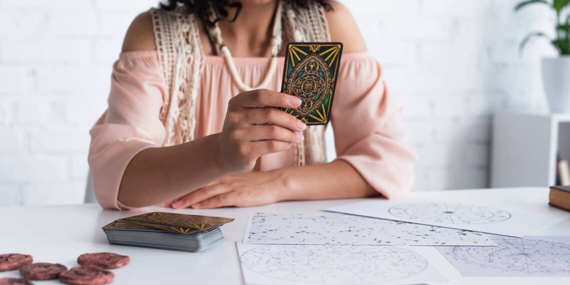 Como usar o tarô para ter dicas sobre finanças e carreira