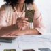 Como usar o tarô para ter dicas sobre finanças e carreira