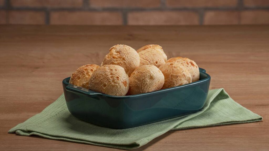 Receita crocante por fora e macio por dentro de pão de queijo na colher em 50 minutos