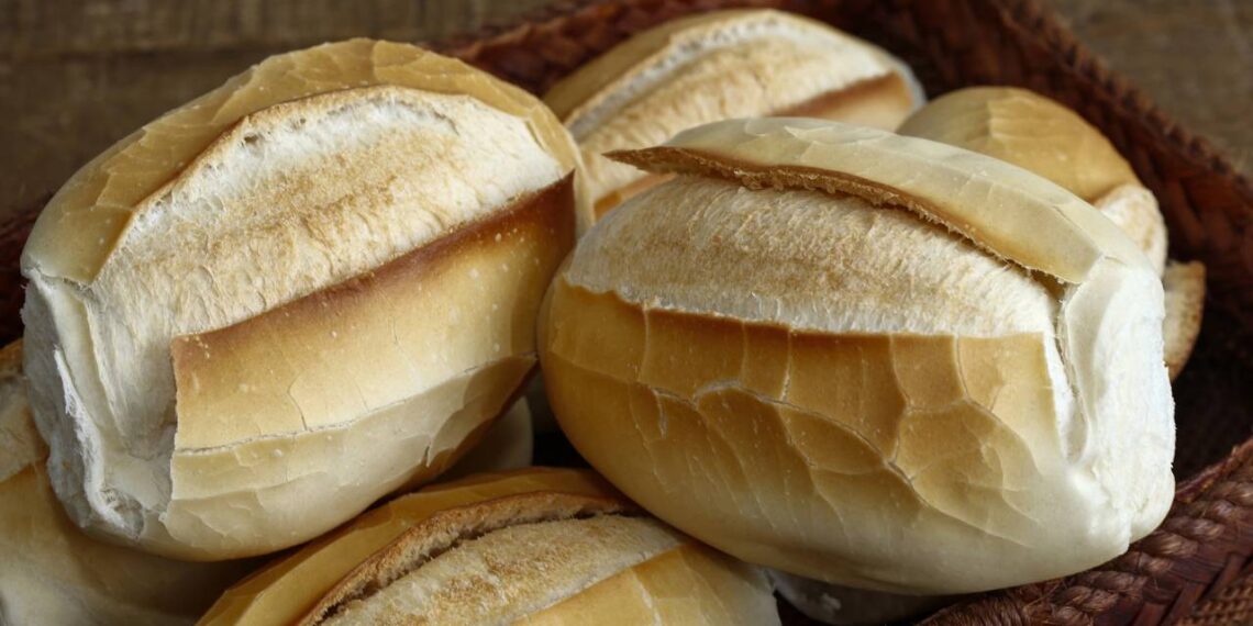 Como deixar o pão francês dormido  fresquinho de novo em apenas 1 minuto