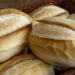 Como deixar o pão francês dormido fresquinho de novo em apenas 1 minuto