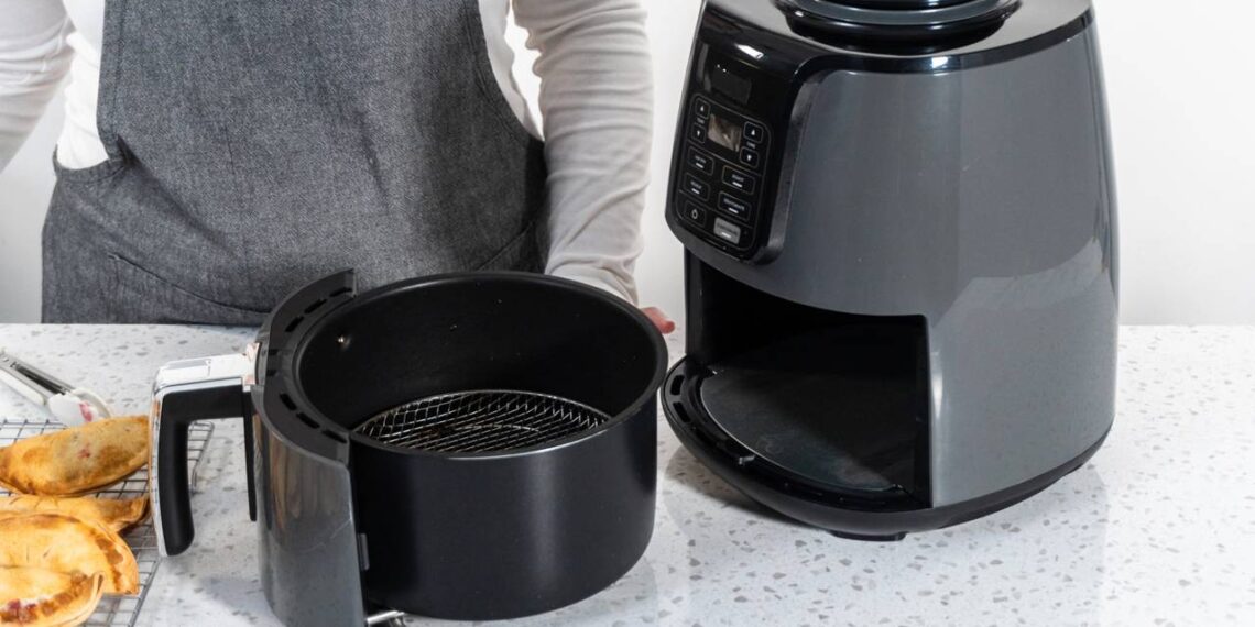 3 funções secretas da airfryer que poucos conhecem e que agilizam a preparação da comida