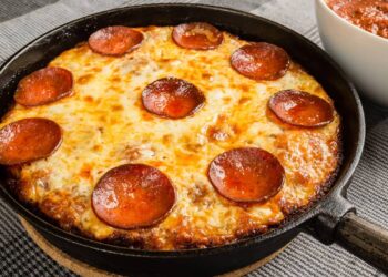 Pizza de frigideira fica pronta em 15 minutos e rivaliza com preparo no forno