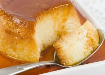 Aprenda a fazer um delicioso pudim de caneca que fica pronto em menos de 3 minutos no micro-ondas