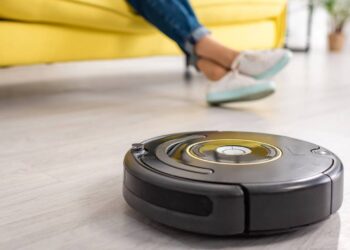 Robô aspirador com base autolimpante vira destaque nas casas que prezam por praticidade