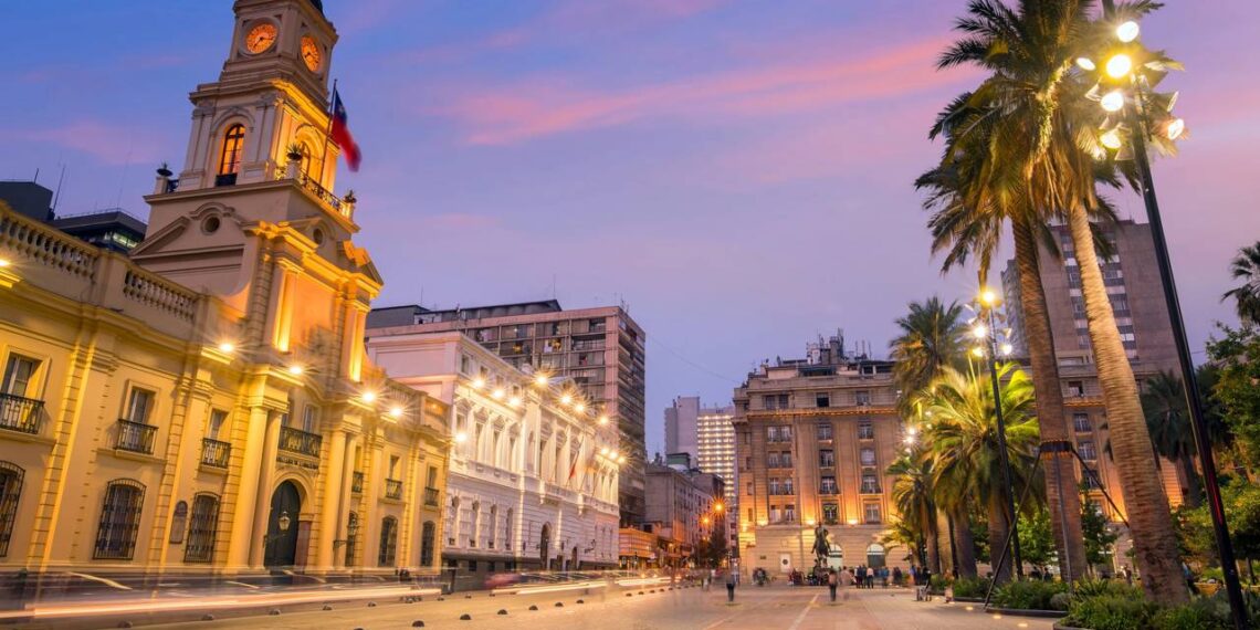 Capital impressiona visitantes com sua combinação surreal de modernidade e tradição