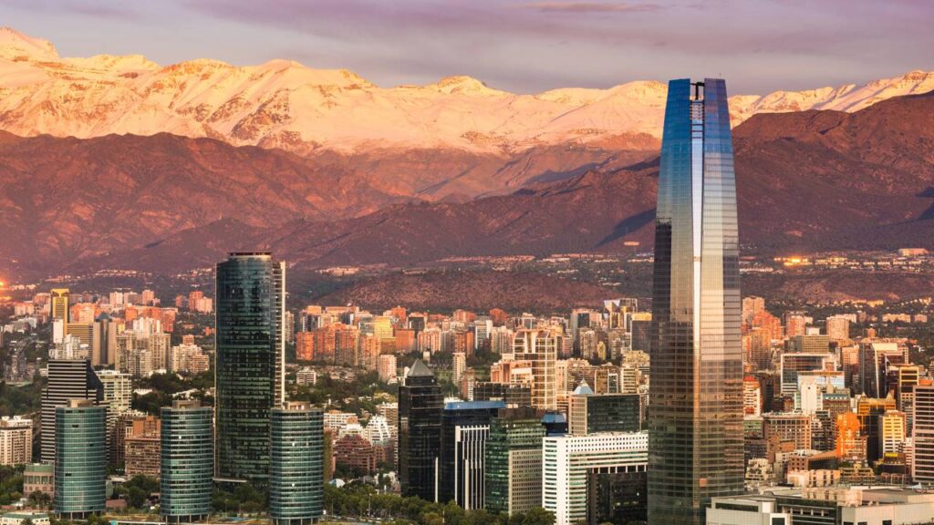 Capital impressiona visitantes com sua combinação surreal de modernidade e tradição