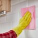 Nem alvejante, nem removedor: mistura básica que renova azulejos encardidos rapidamente