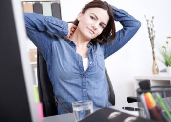 7 alongamentos simples que melhoram a postura no trabalho