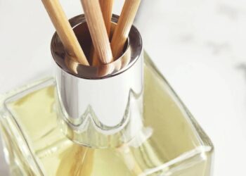 Como fazer um aromatizador caseiro mais forte que Bom Ar que deixa a casa perfumada como hotel por três dias