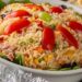 Como preparar um arroz natalino simples com uvas-passas e castanhas