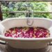 Como preparar banhos relaxantes com ervas e flores para o bem-estar